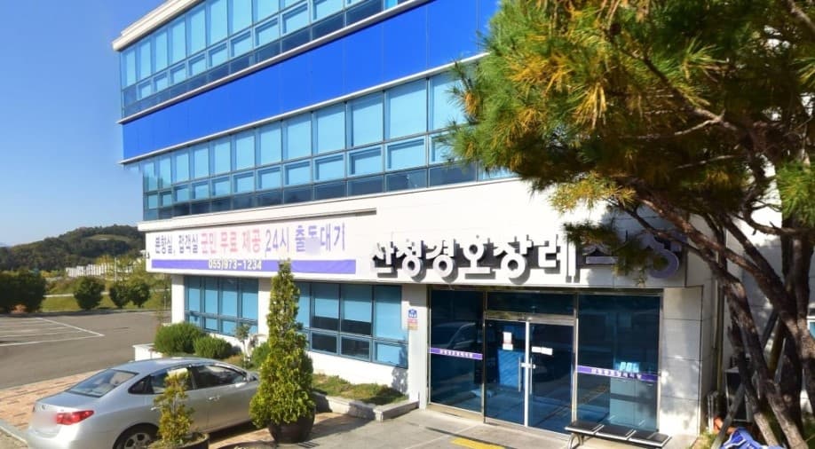 산청경호장례식장 외부 전경 산청경호장례식장 정면 모습