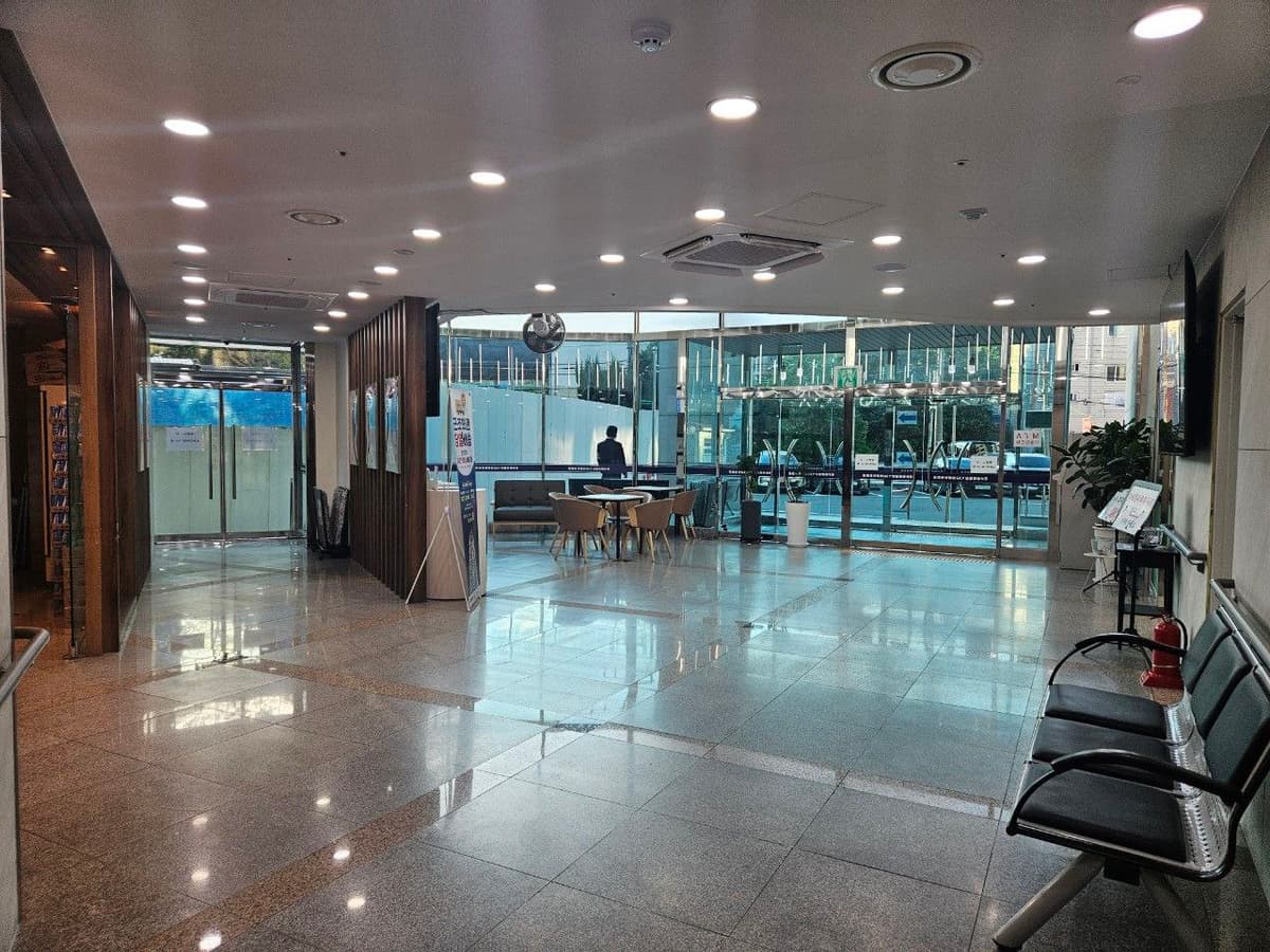 동래봉생병원장례식장 1층 로비와 접수공간 동래봉생병원장례식장 로비와 대기좌석