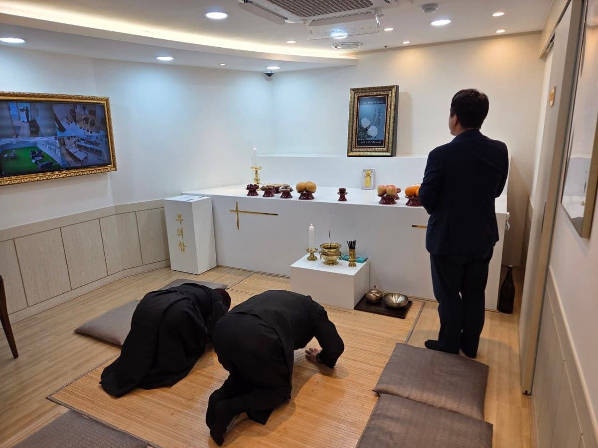 동래봉생병원장례식장 빈소 내부와 조문 모습 장례식장 빈소에서 조문객이 절을 하는 모습
