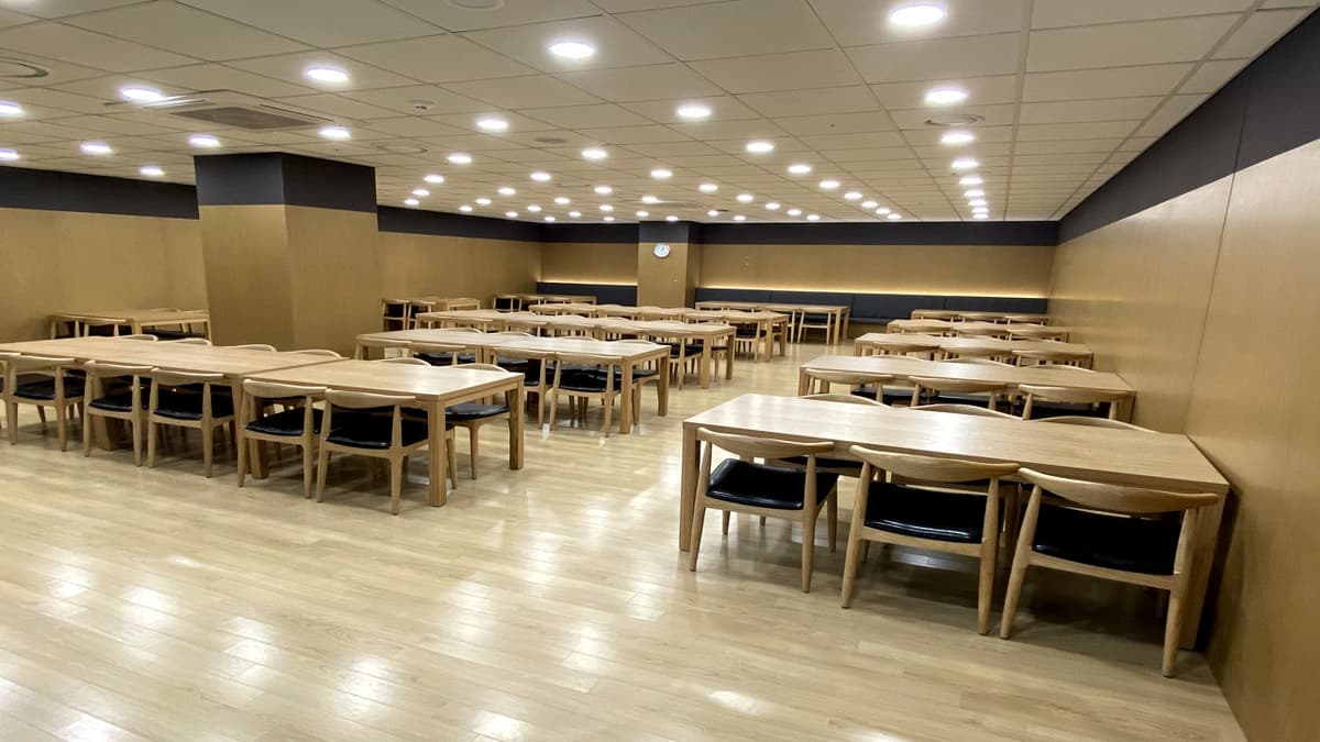 깔끔하게 정돈된 현대적 스타일의 식당 공간 성남시의료원장례식장 식당 내부
