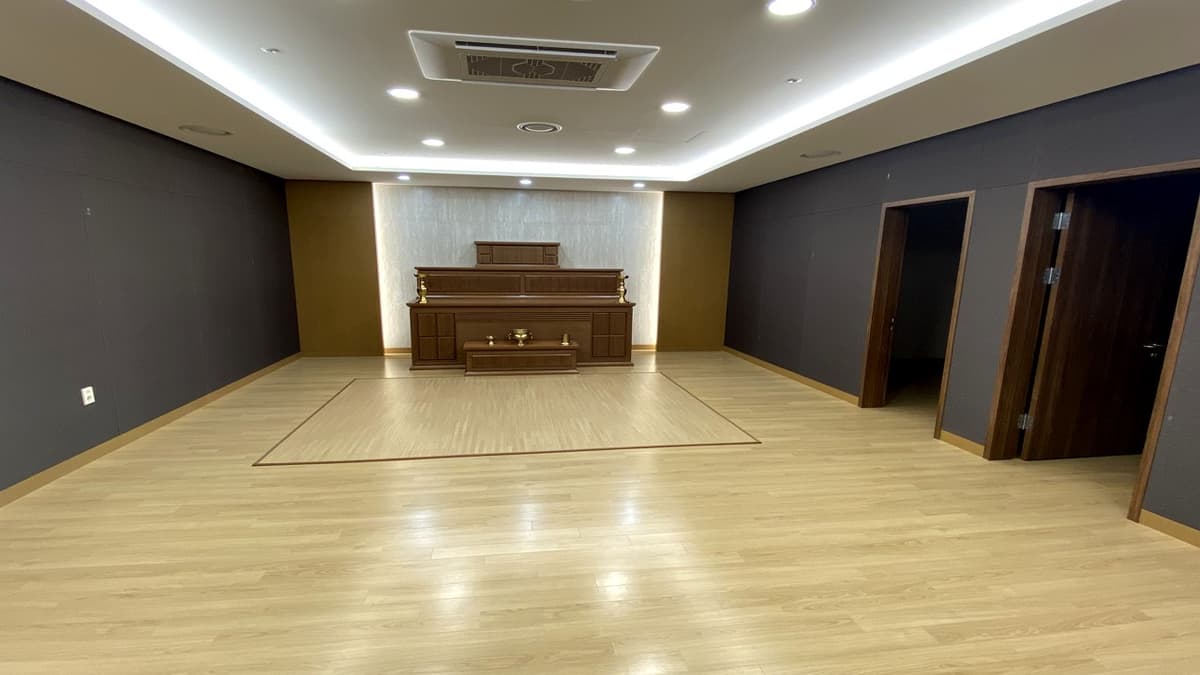 고급스러운 마감재와 조명이 적용된 추모실 성남시의료원장례식장 추모실 내부