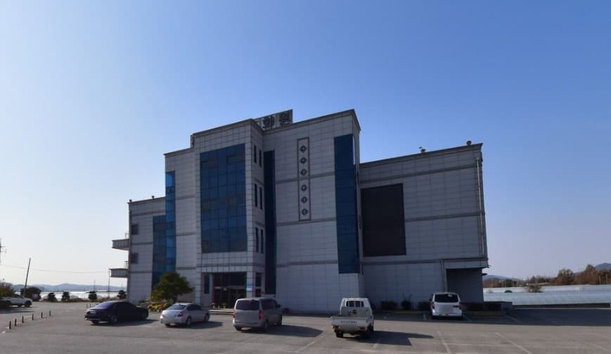 사비장례문화원 외관과 넓은 주차장 사비장례문화원의 외관 모습.
