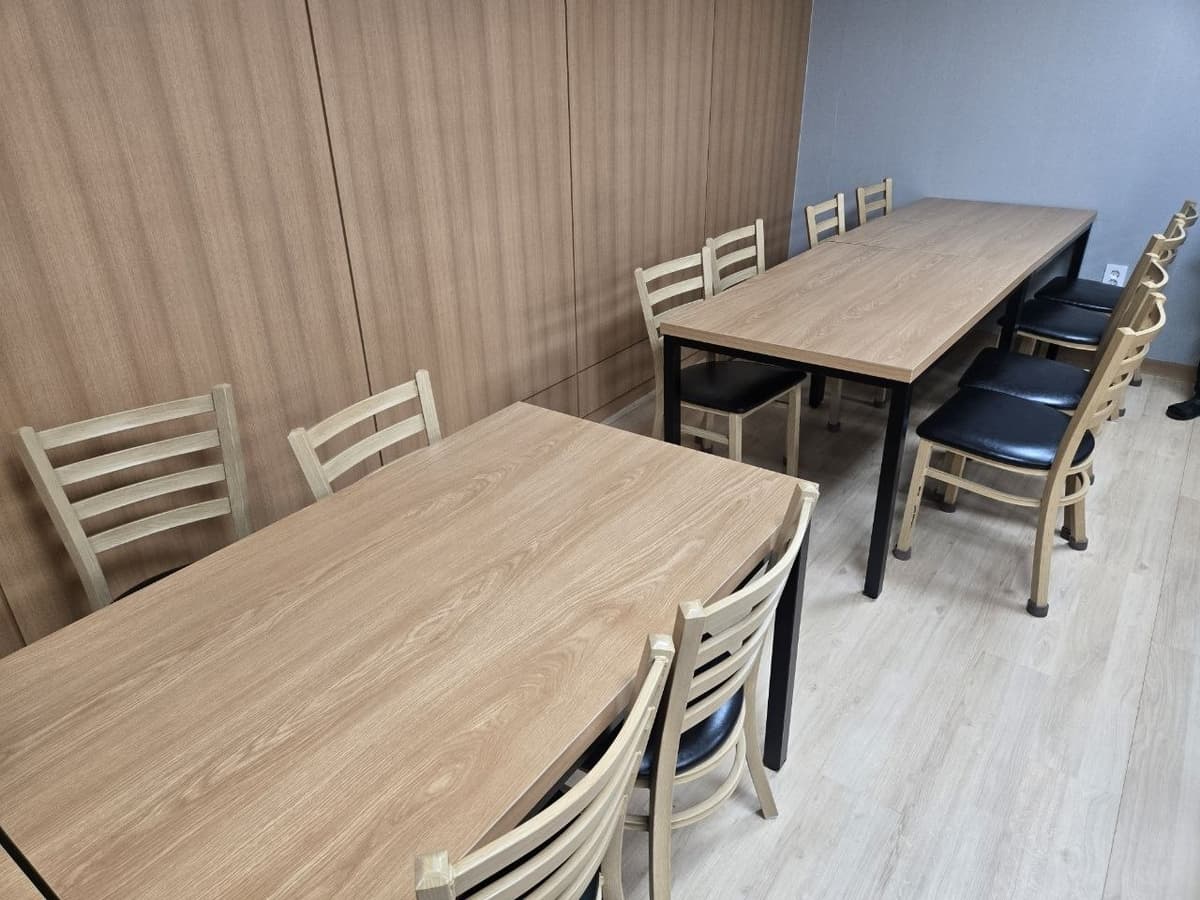 안산중앙요양병원장례식장 원목 식탁과 의자 원목 식탁과 의자가 놓인 접객 공간
