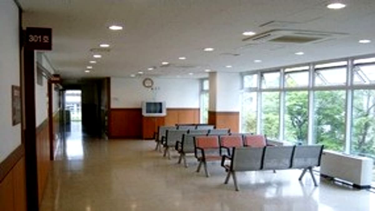 서울적십자병원 장례식장 대기실 풍경 서울적십자병원 장례식장 대기 공간 내부