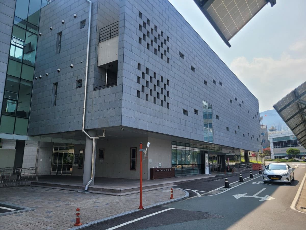 마산의료원장례식장 후면 출입구와 주차 공간 건물 후면 출입구와 주변 주차장 전경