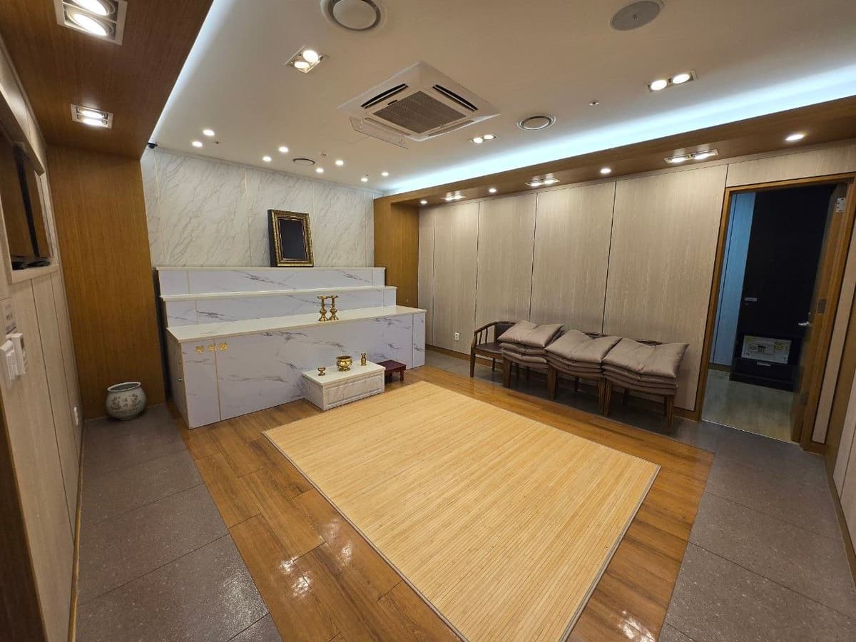 창원경상대장례식장 빈소 내부 제단과 좌석 공간 창원경상대장례식장 빈소 제단과 좌석 모습