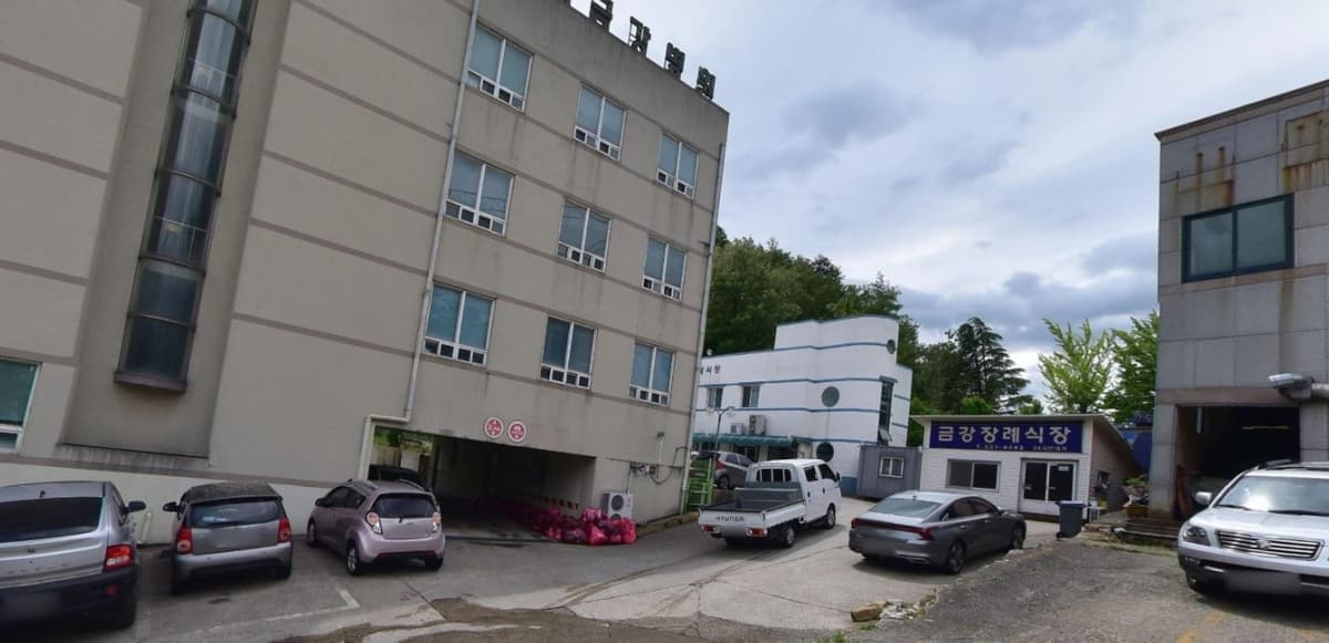 금강병원장례식장 외관 및 주차 공간 금강병원장례식장 외관을 보여주는 사진