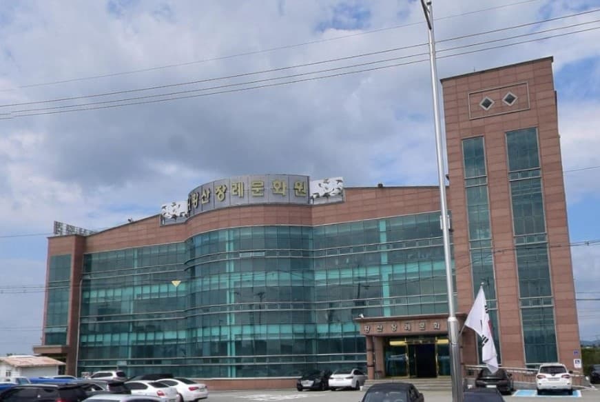 황산장례문화원 현대적인 외관 황산장례문화원의 현대적인 외관.