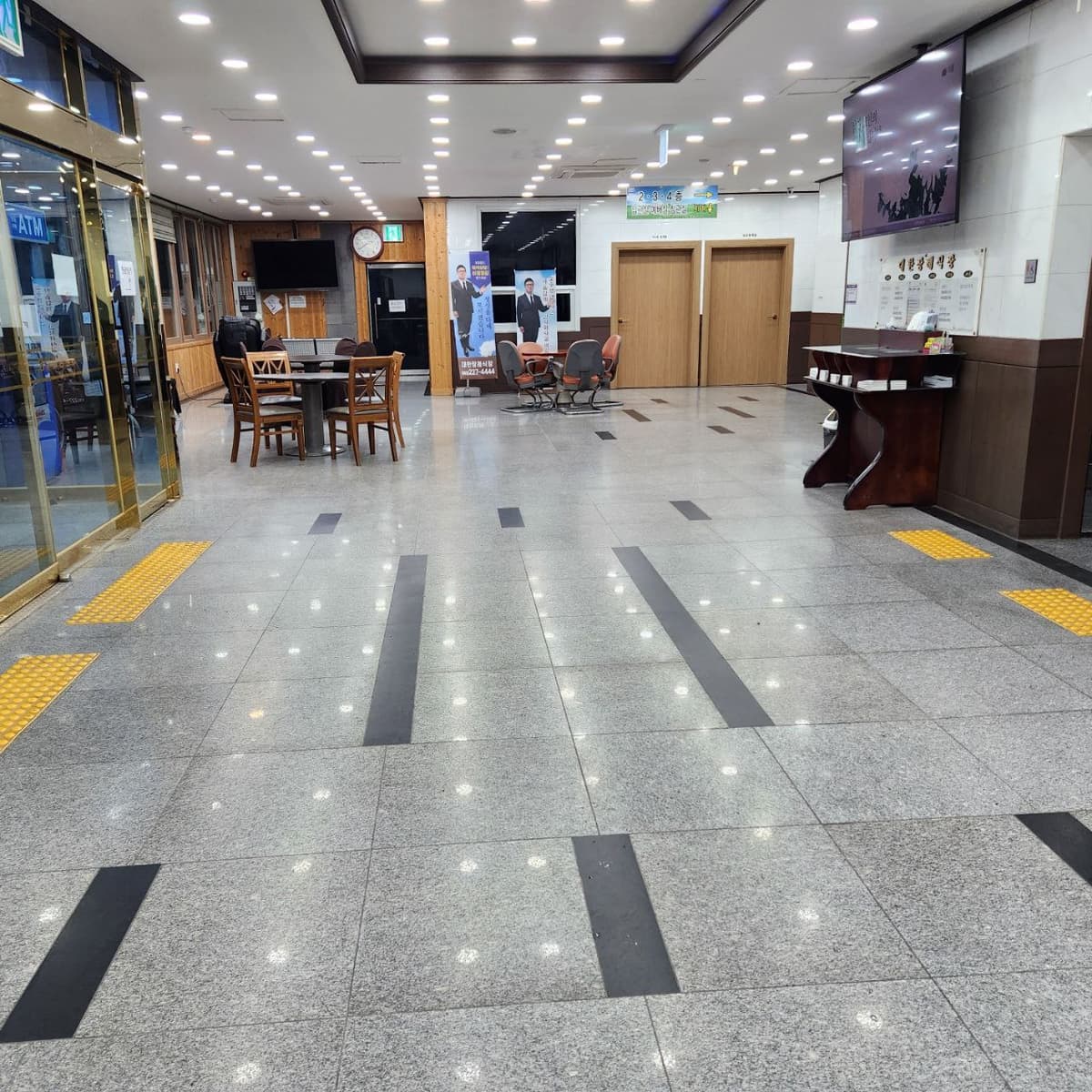 대한장례식장 1층 로비와 접수, 대기 좌석 전경 대한장례식장 로비와 대기 공간, 접수대 모습