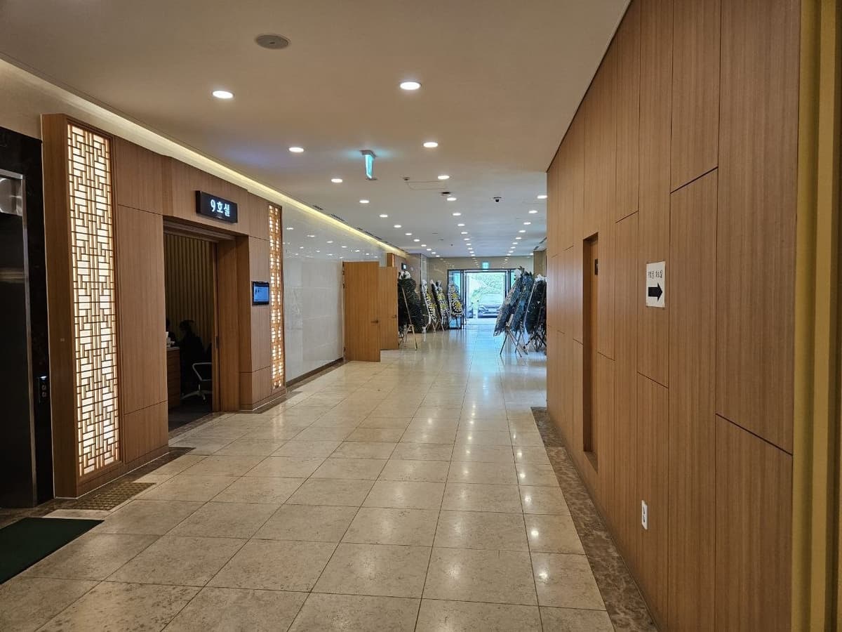 쉴낙원경기장례식장 내부 통로 쉴낙원경기장례식장 내부 통로 모습