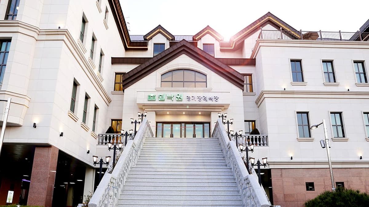 대리석 계단과 고풍스러운 외관 쉴낙원 경기장례식장 외관