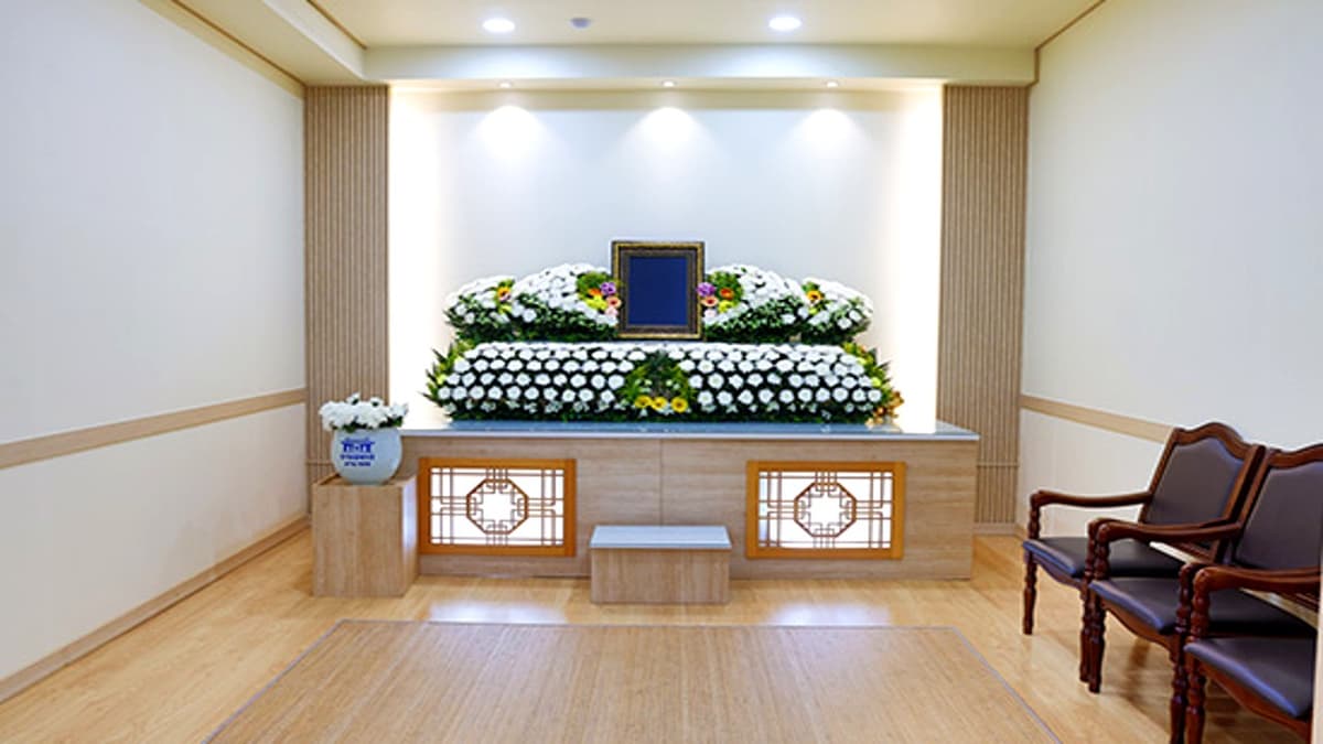 정성스럽게 꾸며진 청기와장례식장 송림점 빈소 청기와장례식장 송림점 헌화 공간