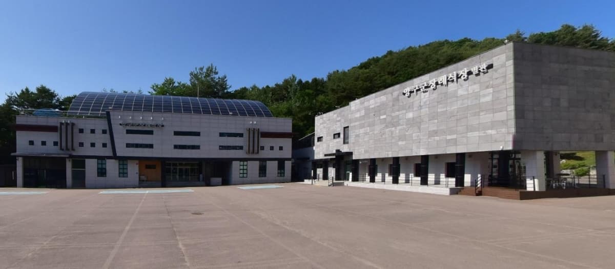 양구군장례식장 전경과 넓은 주차장 양구군장례식장 외부 전경.