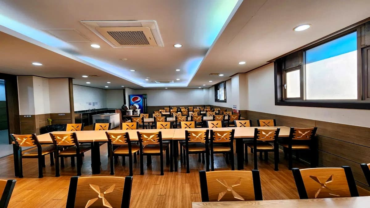 중앙장례식장 식당 전경 중앙장례식장의 식당 내부