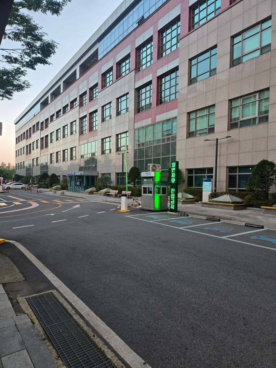 일산병원장례식장 병원 건물 전경과 입빈관 입구 입빈관 출입구가 있는 병원 건물 외관