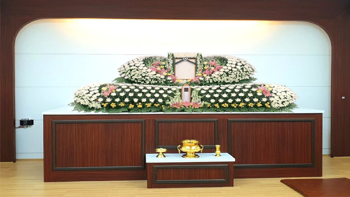 오산한국병원장례식장 제단 이미지 정갈하게 꾸며진 헌화 제단