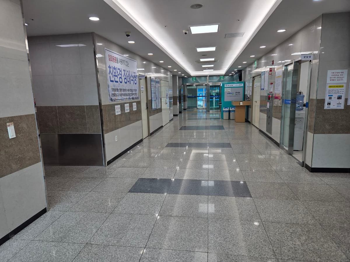 서산의료원상례원 1층 복도와 접수·상담 데스크 1층 복도