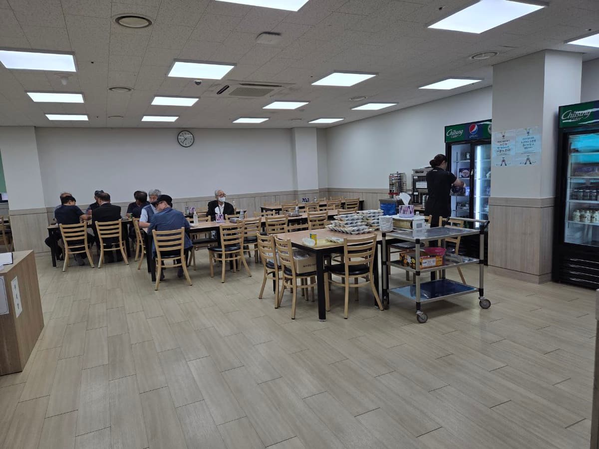 서산의료원상례원 식당 내부와 조문객 식사 공간 조문객이 식사 중인 서산의료원상례원 식당