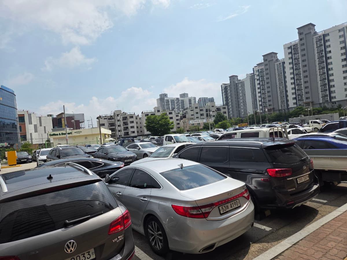 서산의료원상례원 넓은 야외 주차장과 주변 풍경 차량이 가득한 서산의료원상례원 주차장