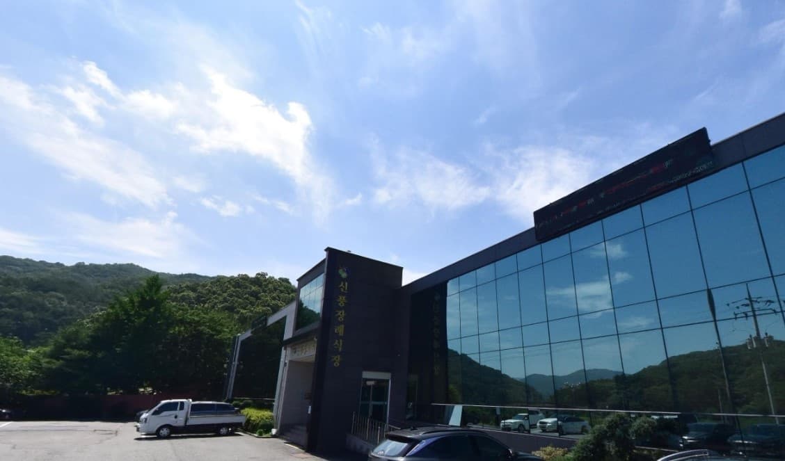 신풍장례식장 현대적 외관과 주변 경관 신풍장례식장 외관 전경