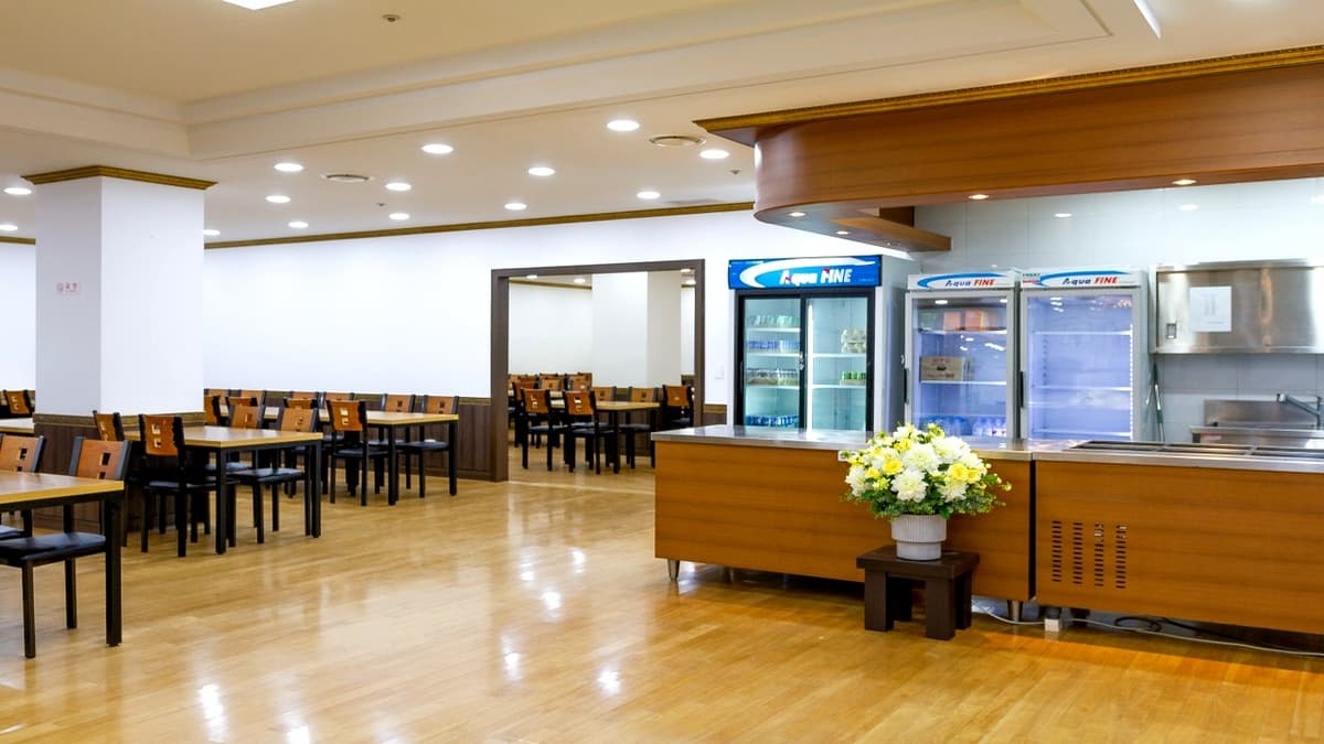 깔끔하게 정돈된 식사 공간 남양주한양병원장례식장 식당 전경