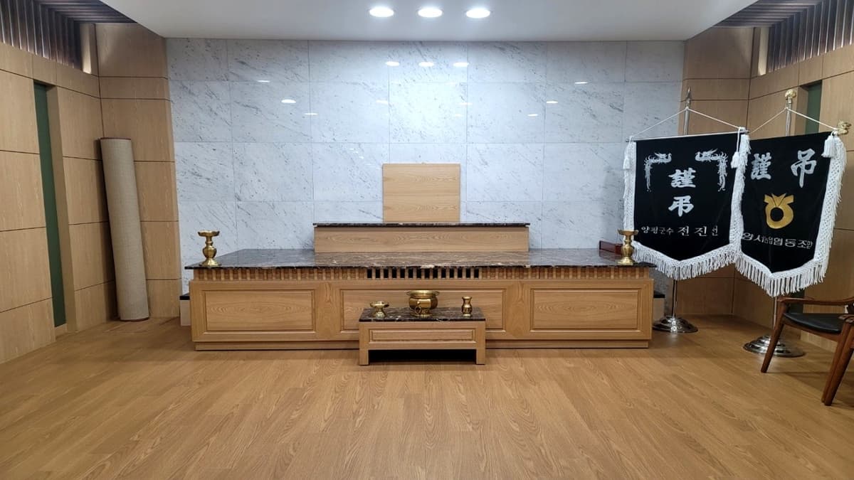 심플하고 단정한 장례 제단 양서농협장례문화원 제단 공간