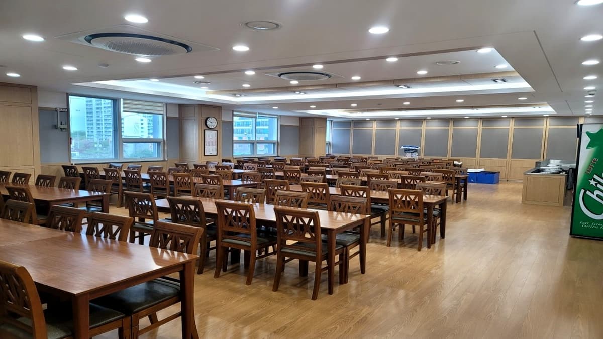 쾌적하게 구성된 대형 식사 공간 양서농협장례문화원 식당 전경