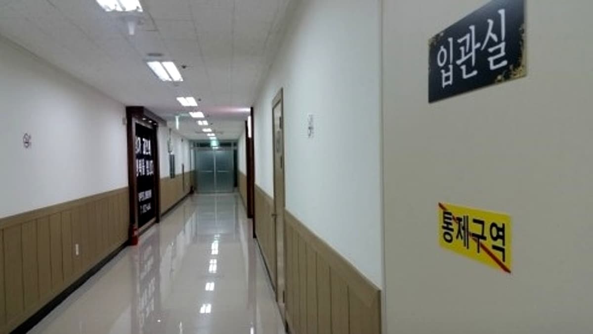 큰길장례문화원 입관실 복도 입관실로 이어지는 복도