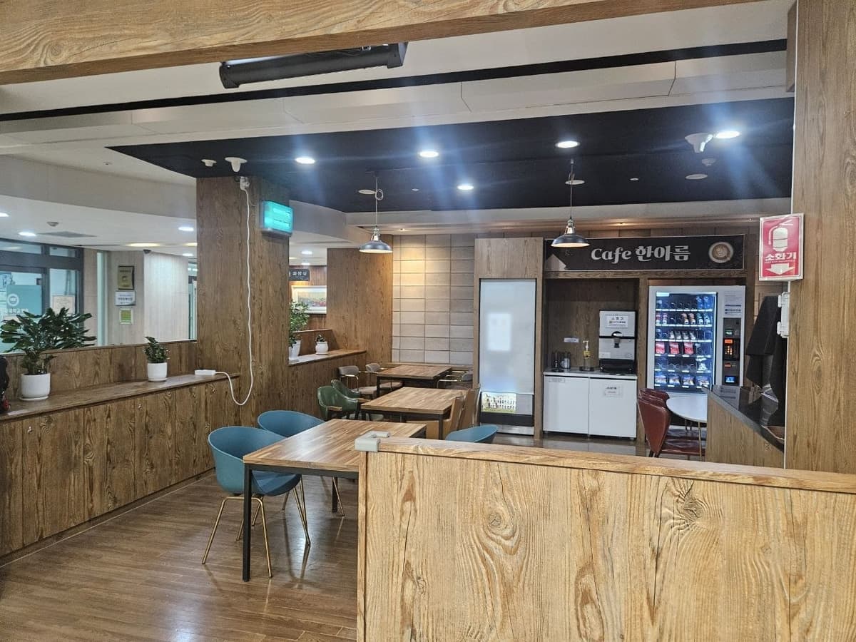 한양대학교병원장례식장 카페 휴게 공간 전경 카페와 테이블이 있는 장례식장 휴게 공간