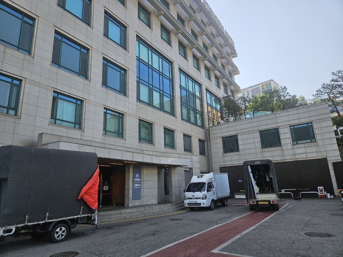 한양대학교병원장례식장 건물 외관과 차량 진입로 장례식장 외관과 진입로가 보입니다.