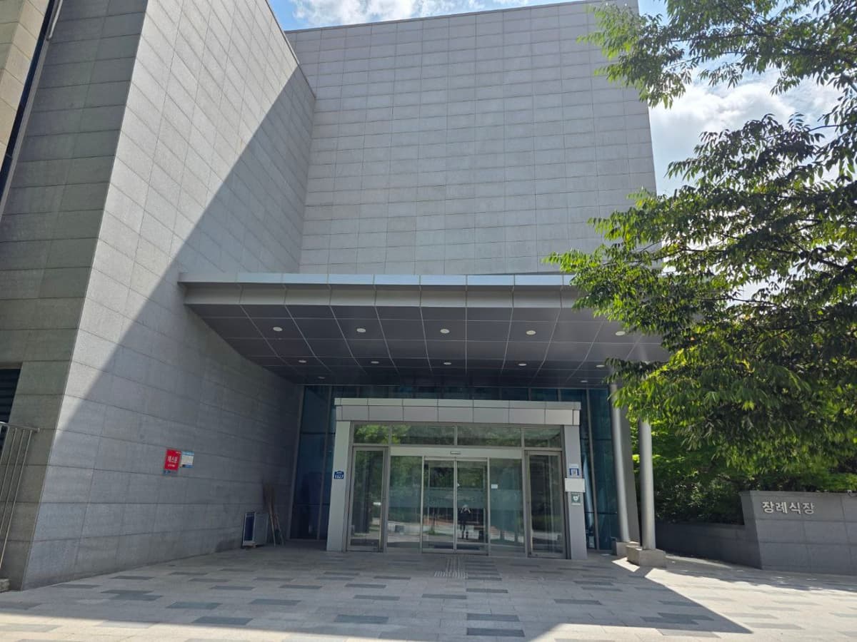 은하수공원장례식장 정문 출입구와 건물 전면 은하수공원장례식장 메인 출입구 전경