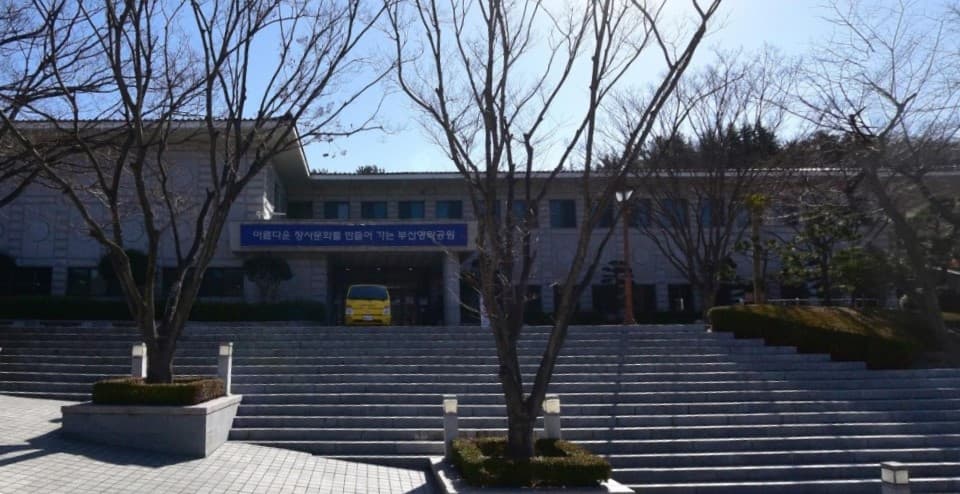 부산영락공원장례식장 본관 전경과 넓은 계단 진입로 부산영락공원장례식장 본관과 계단 입구 모습