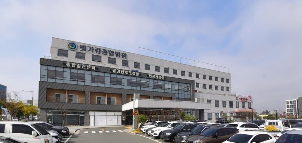 빛가람종합병원장례식장 외관과 주차 공간 빛가람종합병원장례식장 외관과 차량들