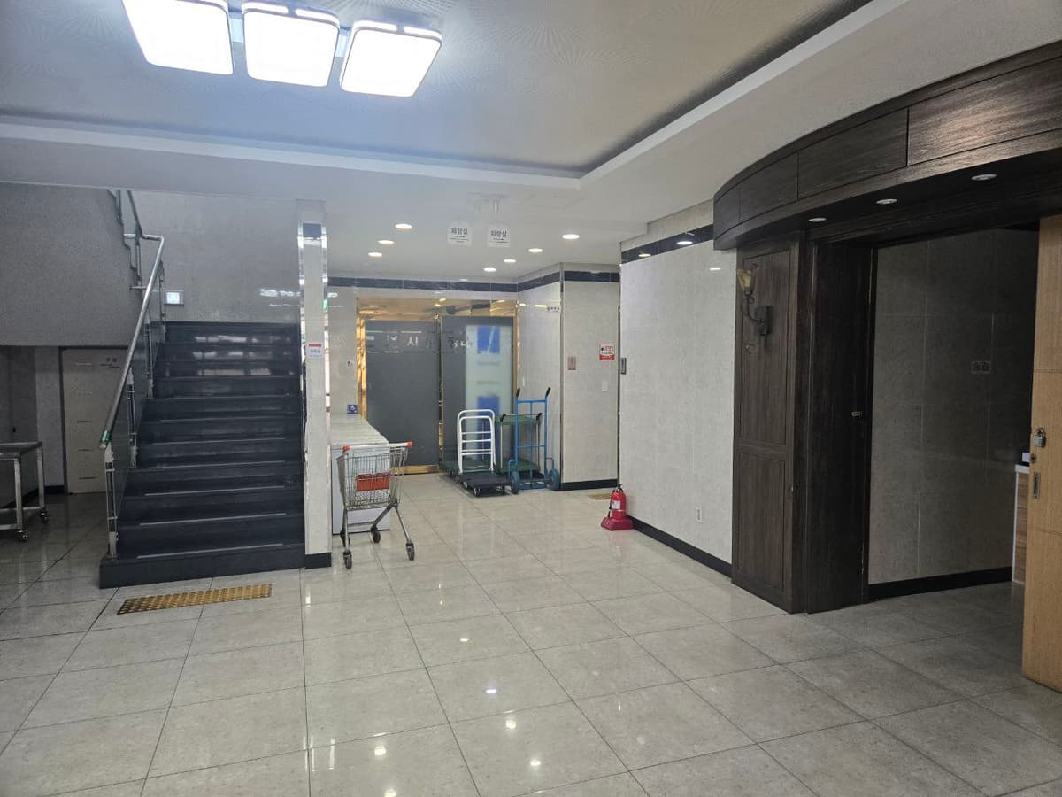 인천시민장례식장 내부 계단과 이동 편의 공간 인천시민장례식장 내부 계단과 복도