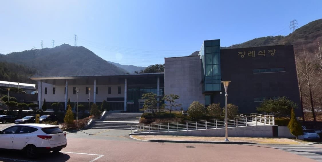 창원시립상복공원장례식장 외관 전경 창원시립상복공원장례식장 정면 모습.
