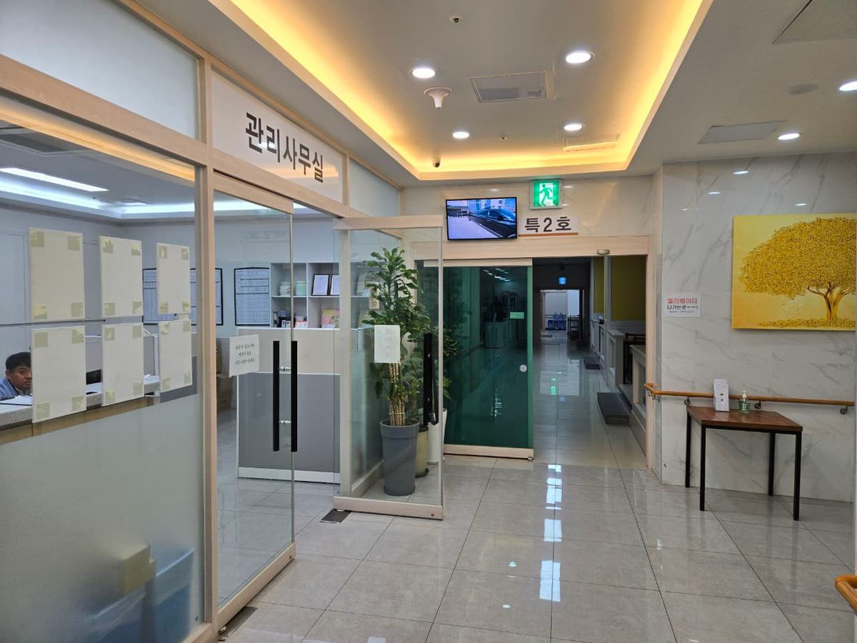 김포아너스힐병원장례식장 관리사무실 및 특2호 입구 관리사무실과 특2호 빈소 입구가 보이는 내부 공간이다