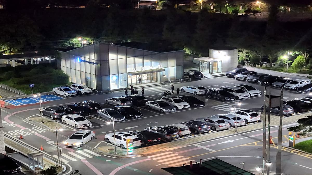 동국대장례식장 외관과 주차장 야경 속 동국대학교일산장례식장 전경