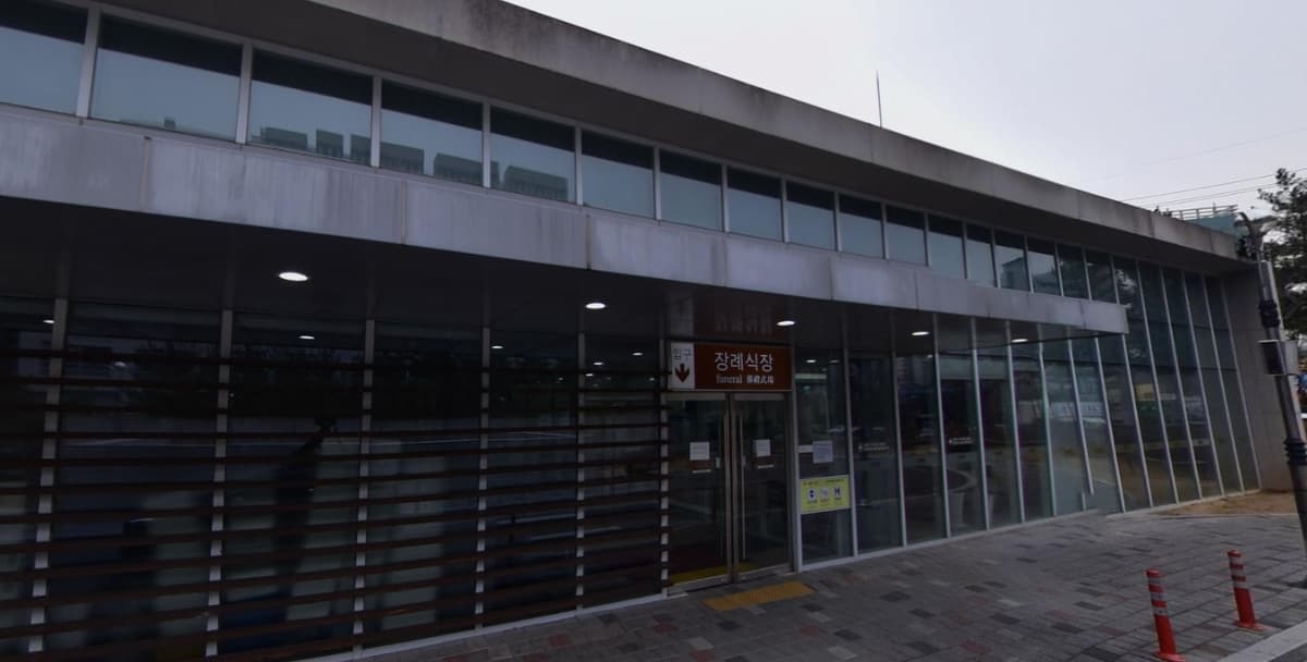 칠곡경북대학교병원장례식장 출입구 외부 전경 칠곡경북대학교병원장례식장 출입구 모습