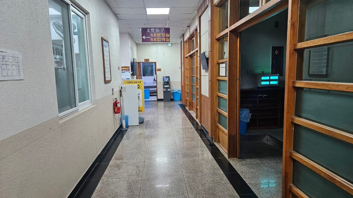 기장병원장례식장 1층 내부 복도, 안내 표지와 출입구 기장병원장례식장 내부 복도와 안내 표지