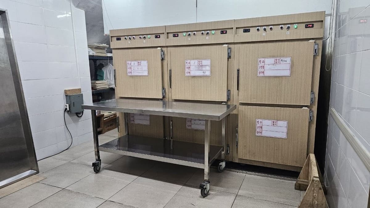 기장병원장례식장 영안실, 안치 시설과 작업대 전경 기장병원장례식장 영안실 내부 모습