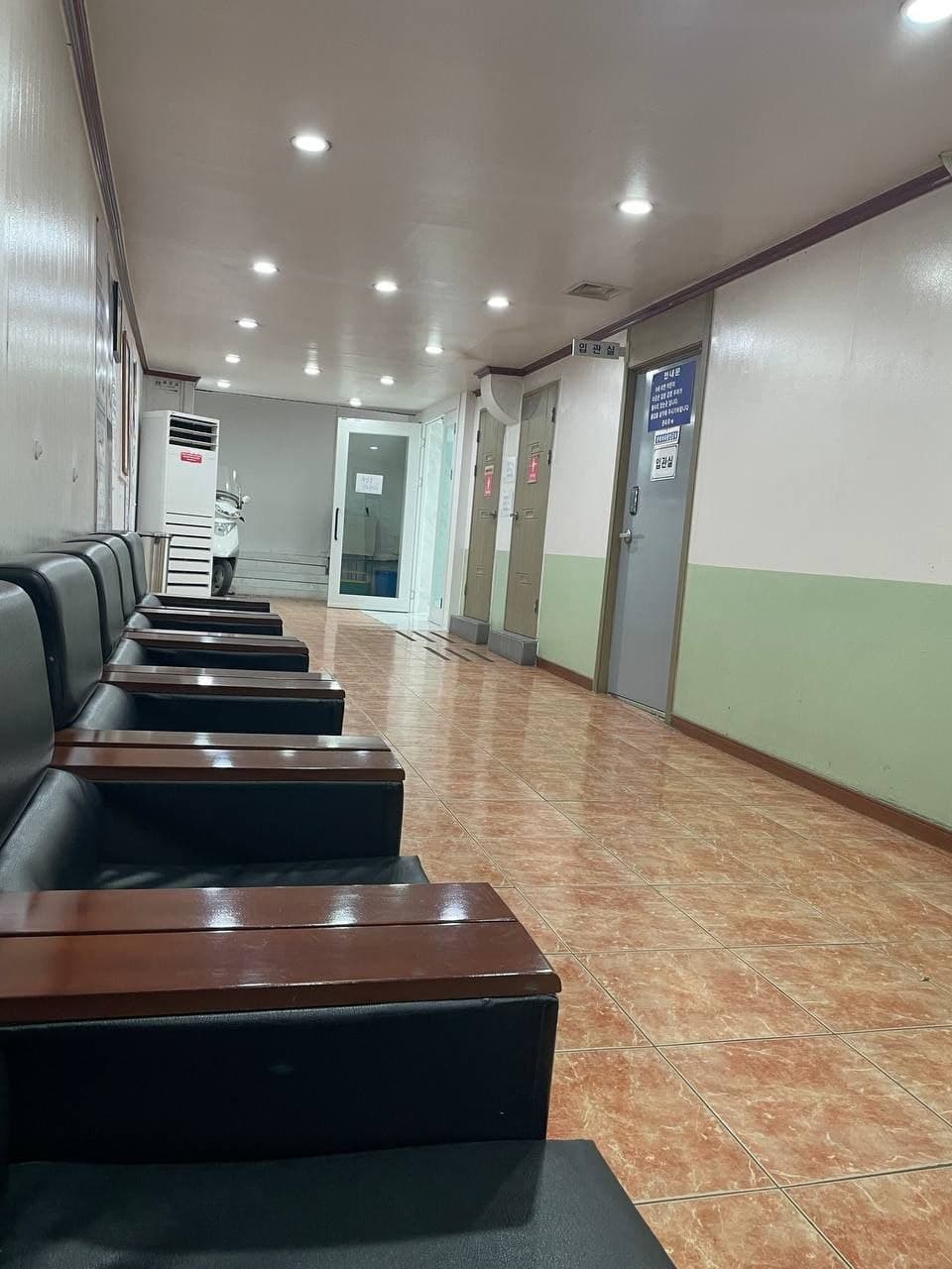 강서장례식장 대기 좌석이 마련된 복도 복도 대기 좌석 공간 모습