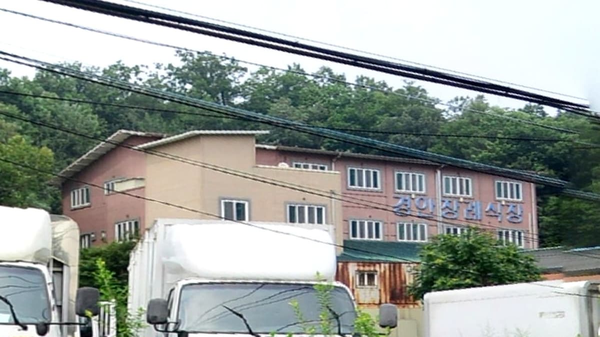산자락에 위치한 경안장례식장 건물 경안장례식장 외부 전경