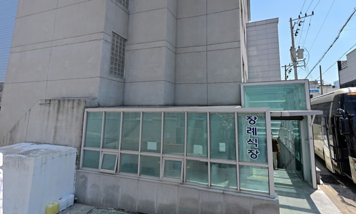 bhs한서병원장례식장 외부 유리 출입구와 건물 측면 bhs한서병원장례식장 유리문 입구와 회색 벽면
