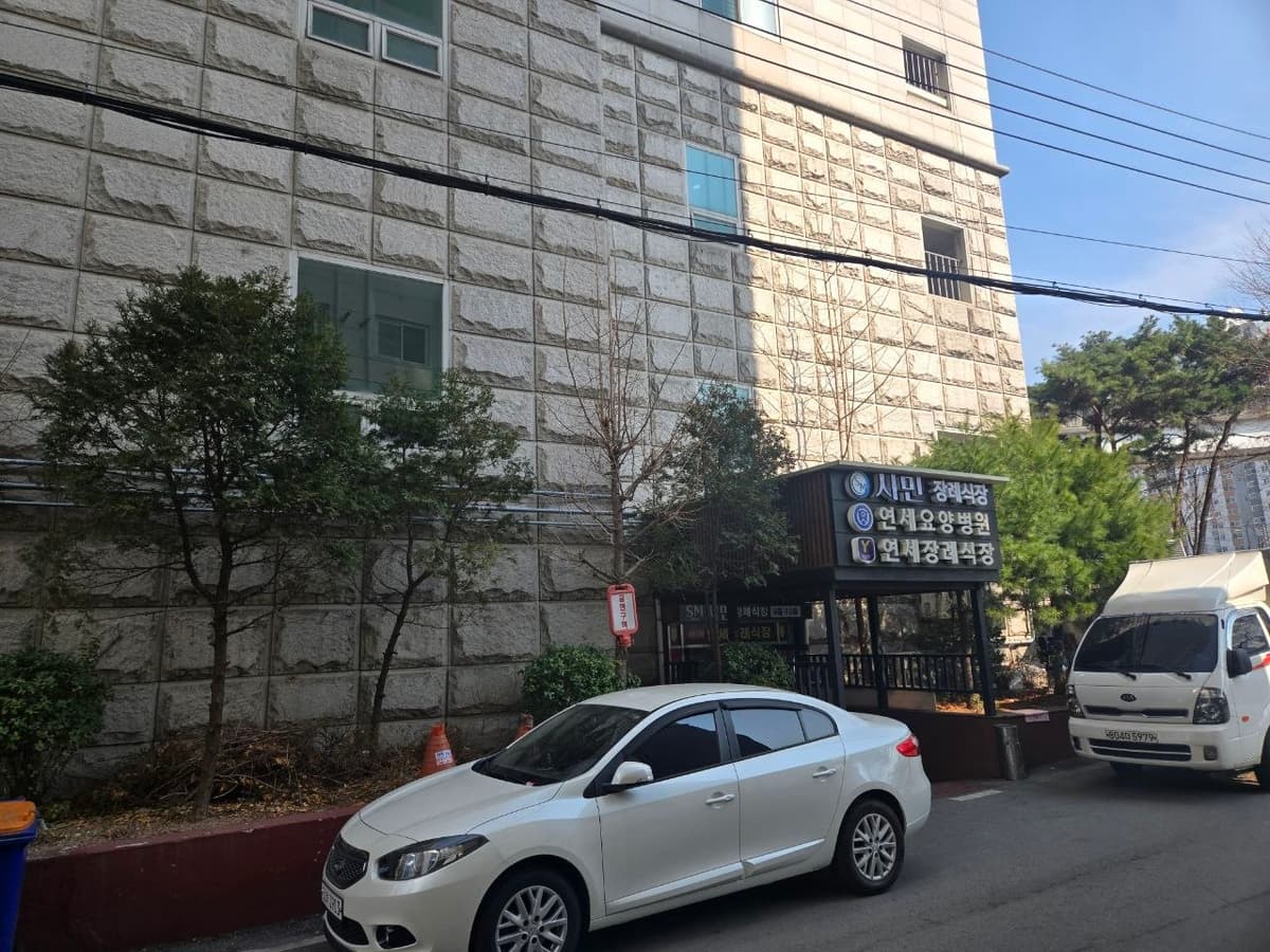 의정부시민장례식장 건물 측면 외부 및 주차 공간 건물 측면과 차량 주차 모습