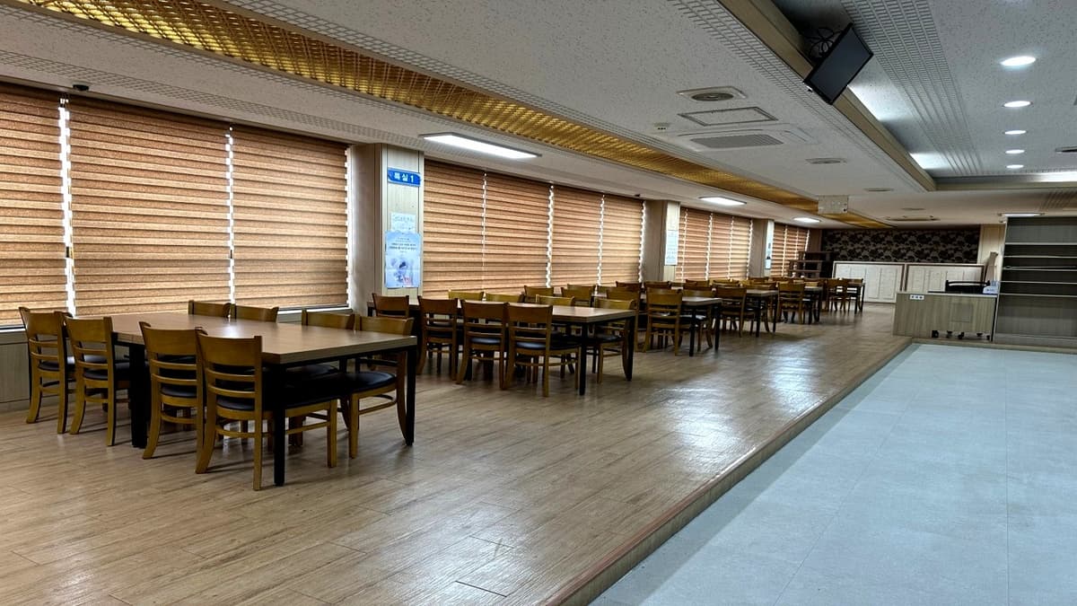 따뜻한 조명의 예드림장례식장 가족 식사 공간 예드림장례식장 넓은 식당 공간