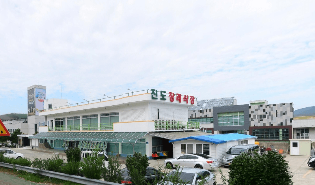 진도장례식장 외관 전경 진도장례식장 건물 외관과 주차장