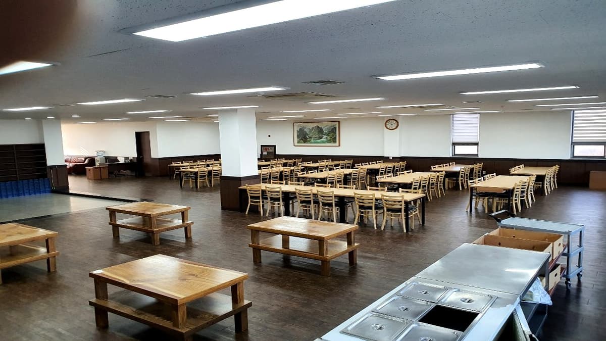 가족 중심의 장례식장 식사 공간 안중장례문화센타 식당