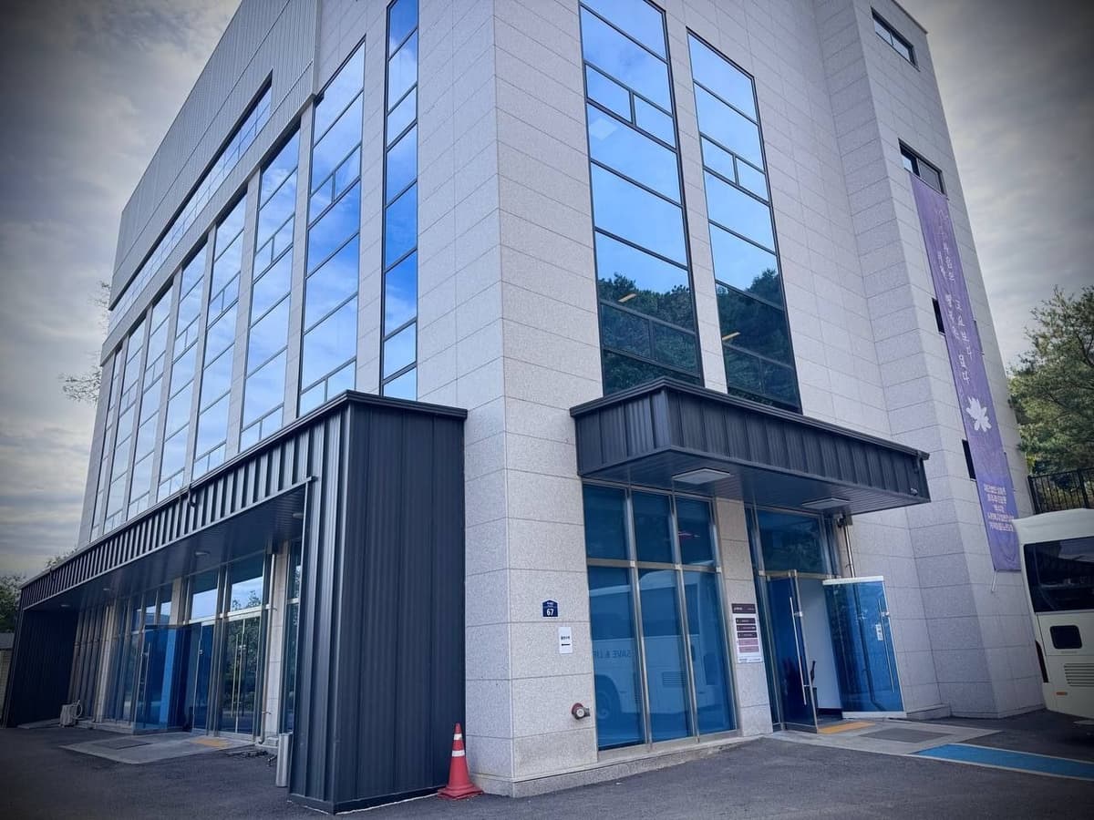 중앙대병원장례식장 유리창이 보이는 외관 중앙대병원장례식장 건물 외관 사진
