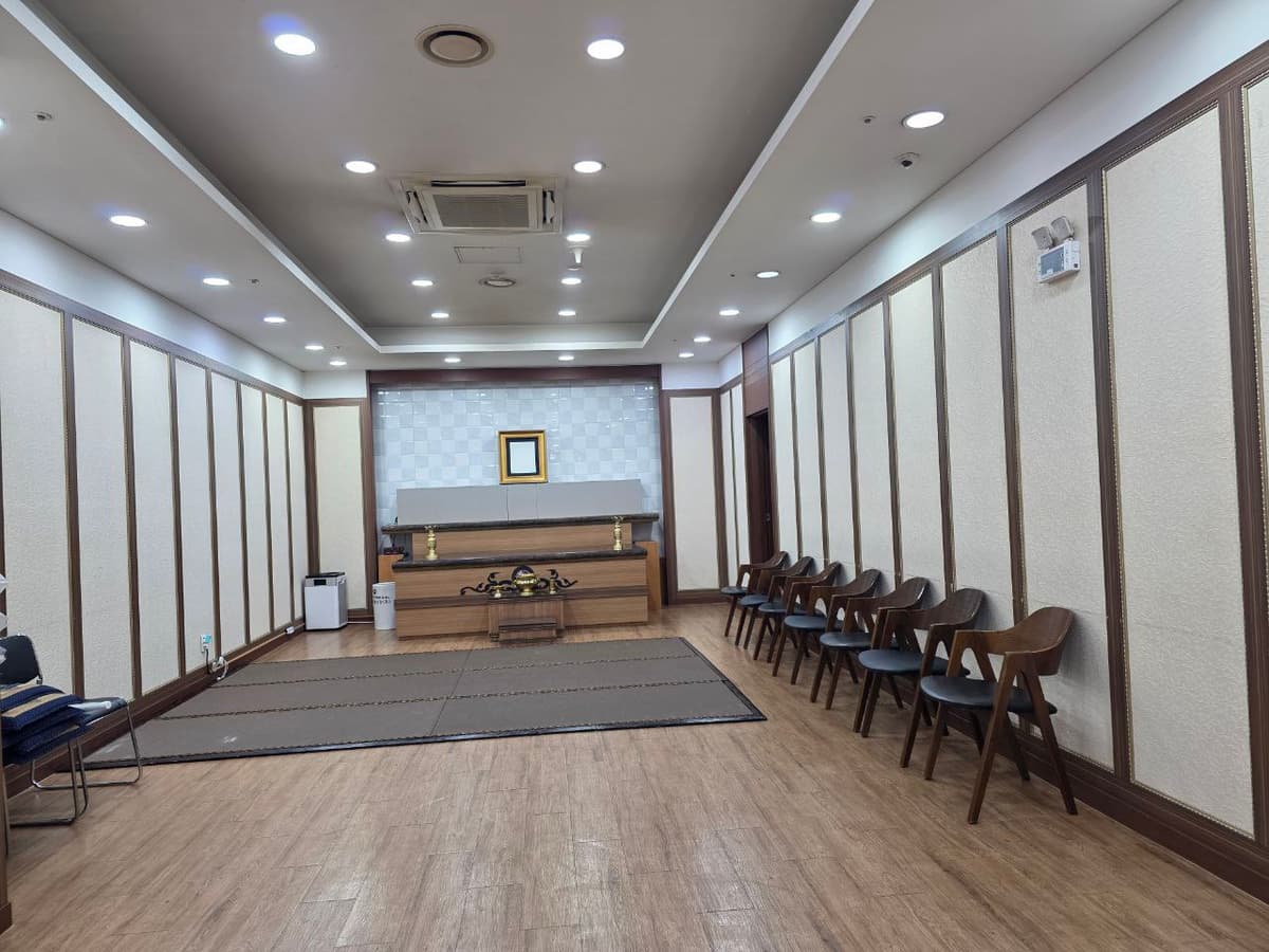 광주남문장례식장 빈소 내부 제단과 좌석 배치 제단과 의자가 배치된 빈소 내부 전경