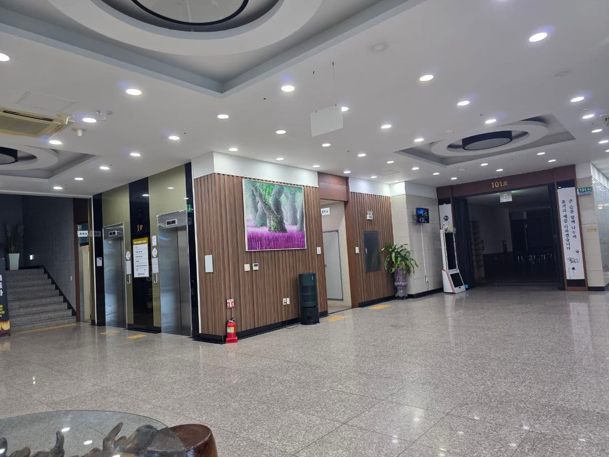 광주남문장례식장 1층 로비와 엘리베이터, 빈소 입구 1층 로비 공간과 엘리베이터, 빈소 입구